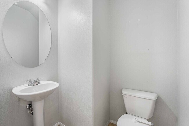 Building Photo - 3 BEDROOM IN HENDERSON WITH COMMUNITY POOL...