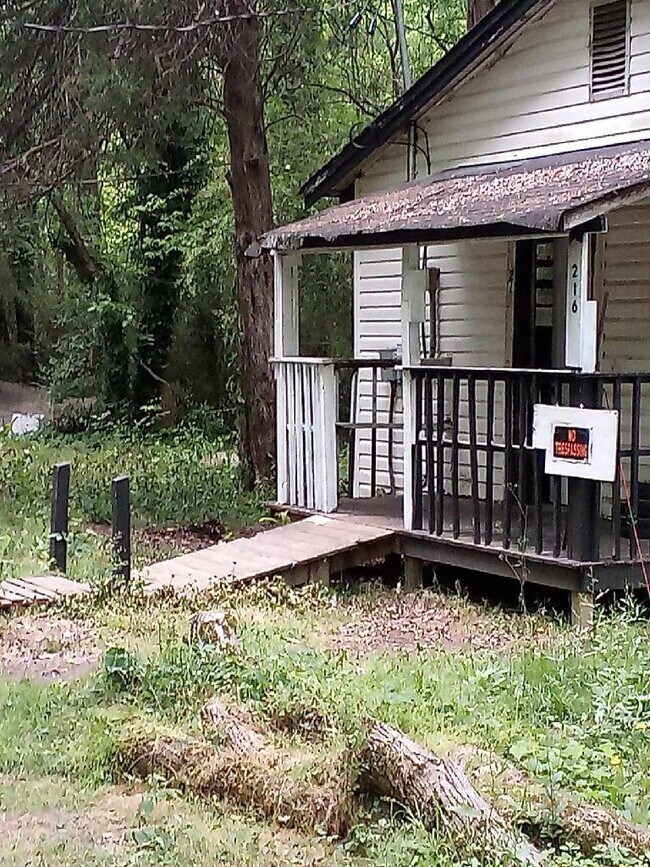 Building Photo - 216 Clyburn St