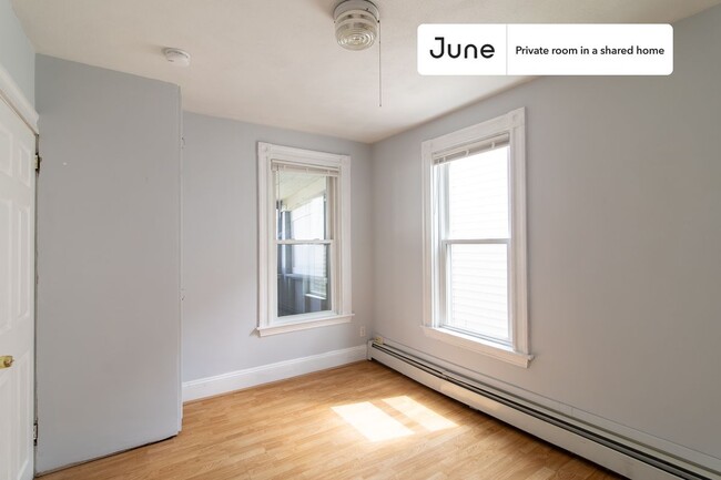 Building Photo - Private bedroom in 3 bed/1 bath Home