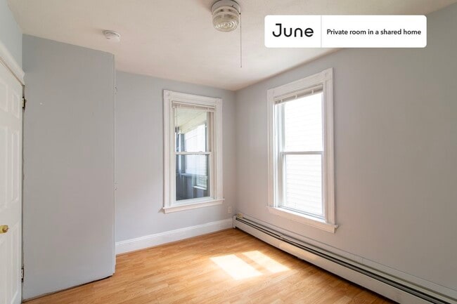 Building Photo - Private bedroom in 3 bed/1 bath Home