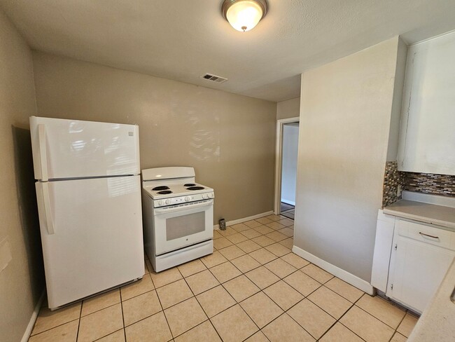 Building Photo - 2bed 1 bath near VA Hospital