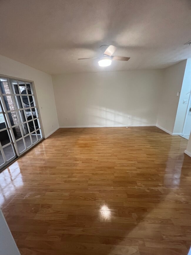 Living room - 5201 ATLANTIC Blvd