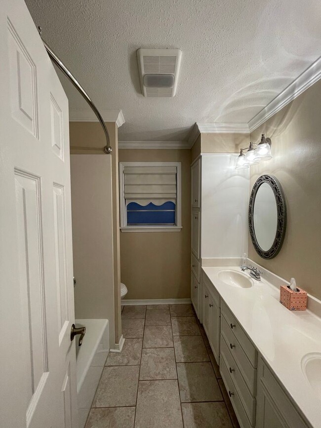 Building Photo - 4 br, 2 bath House - 2300 Brownlee Rd