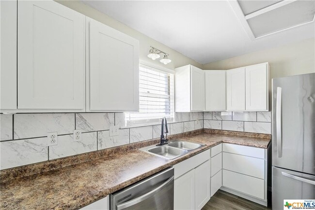 Building Photo - 1205 Pine Dr