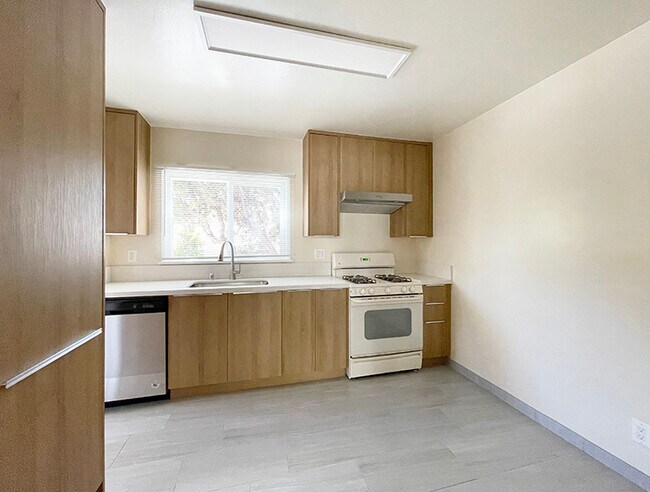 eat-in kitchen - 1339 Franklin St