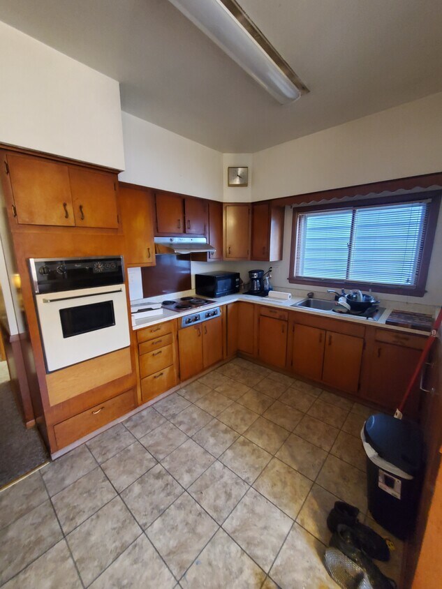 2947 N Oakland Ave Unit Lower, Milwaukee, WI 53211 Room for Rent in