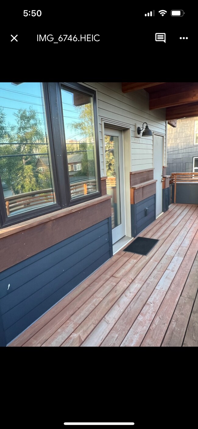 Entrada privada y terraza que rodea la propiedad. - 1019 N St