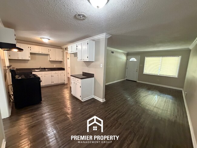 Foto del edificio - Charming 3BR/2BA East Memphis Home | 1,795 Sq Ft, Hardwood Floors & Fireplace