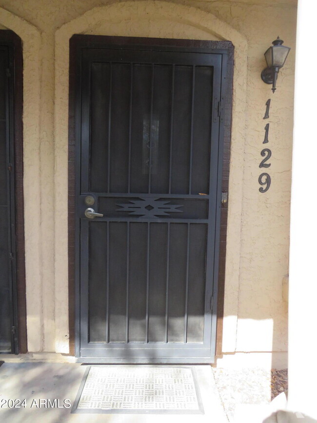 Building Photo - 921 W University Dr