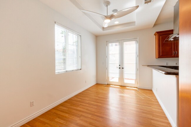 Foto del edificio - Steps from the Oceanside Pier, Updated 4 b...