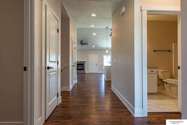 Building Photo - 2712 Viking Cir