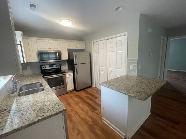 Building Photo - Single Family Home close to UNCW - Student...