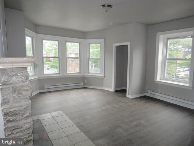 Building Photo - 5045 Pulaski Ave