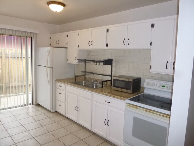 KITCHEN - 720 Miller Ct