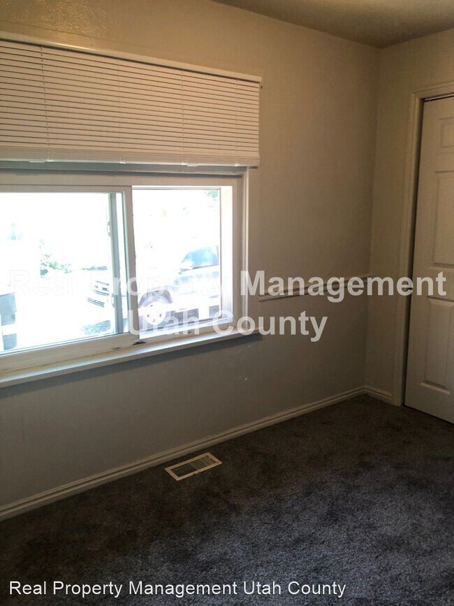 Building Photo - 3 br, 1 bath House - 535 E Center St