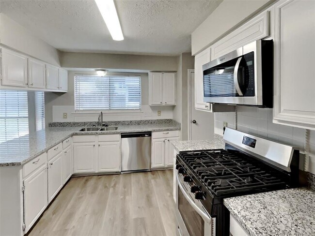 Foto del edificio - 8111 Silver Fir Dr