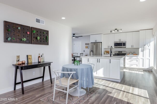 Foto del edificio - 2936 W Michelle Dr