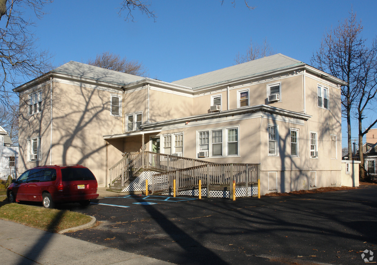 Primary Photo - 913 Sewall Ave