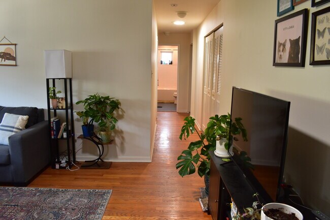 Building Photo - 711 Austin St