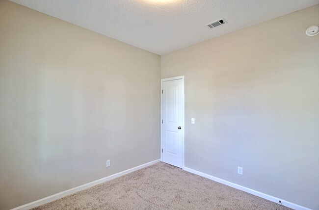 Foto del edificio - 33 Daylily Ct