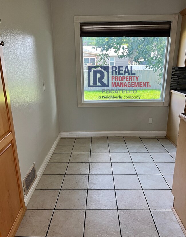 Foto del edificio - 3 Bedroom 1 bath - 1 car garage - "Pet Negotiable"