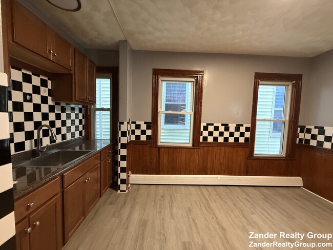 Building Photo - 2A Marshfield St