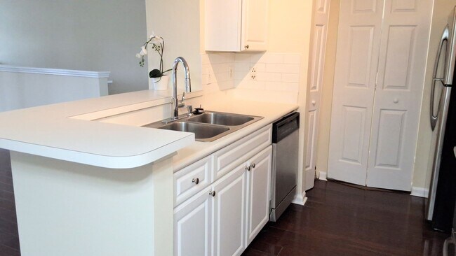 Building Photo - Beautiful WATER VIEW 3 bedroom, 2 bathroom condo in the peaceful gated community of Capri at Hunt...