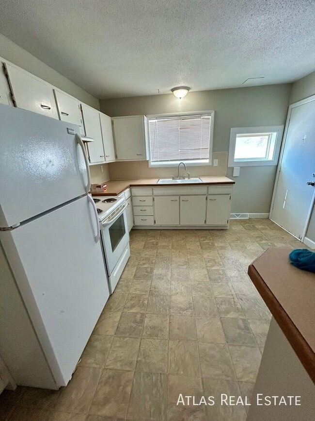 Building Photo - 6646 Maywood Ave