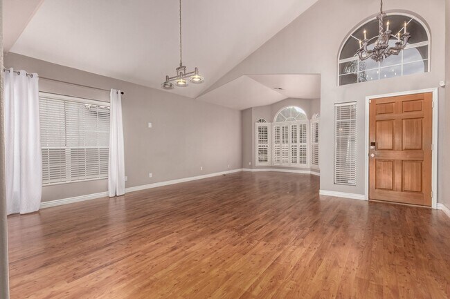 Foto del edificio - 4 Bedroom 2.5 Bath w/3 Car Garage in Super...