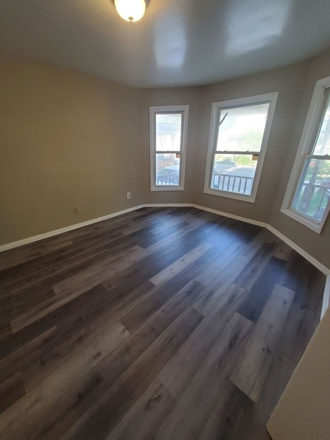 Building Photo - 4 Bedroom  Single Family