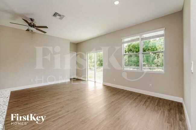 Building Photo - 612 Reading St SE