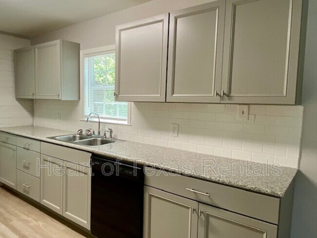 Foto del edificio - 3600 Maple Ave