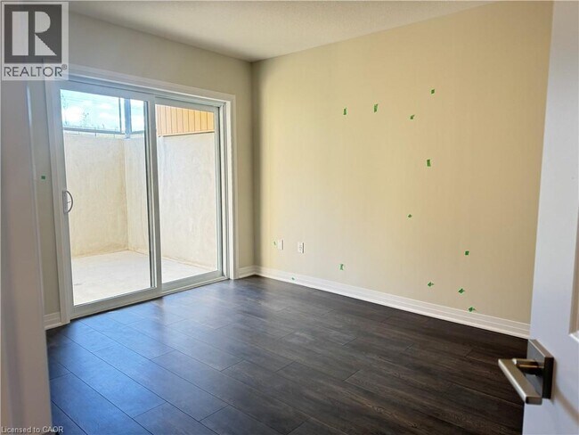 Photo du bâtiment - 32 Urbane Blvd