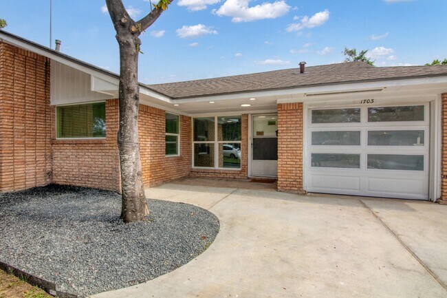 Foto del edificio - 1703 Ansbury Dr