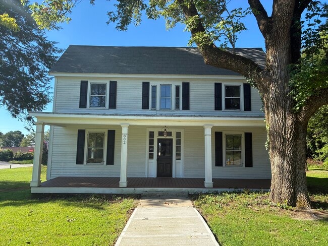 Building Photo - 802 E Main St