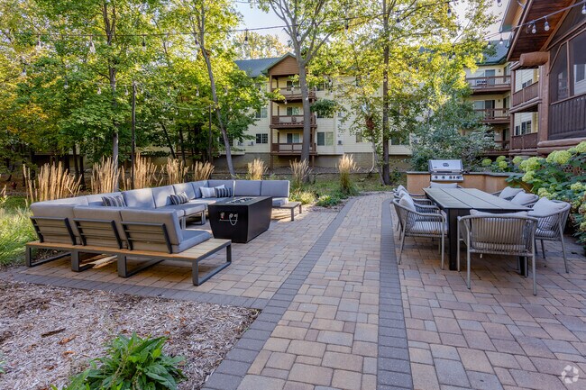 Comedor al aire libre y fogata - Birchwood Apartments