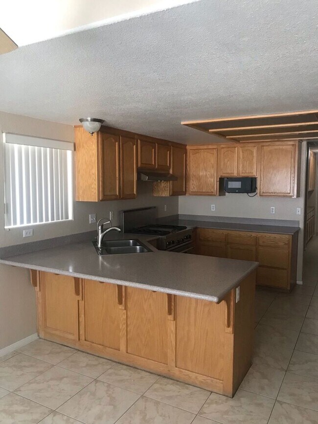 Foto del edificio - 4 BEDROOM HOME WITH VIEWS, NEAR WAALEW IN SYCAMORE ROCKS AREA OF APPLE VALLEY.