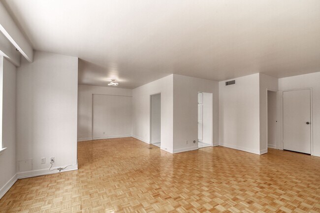 Building Photo - 3555 Chem. de la Côte-des-Neiges