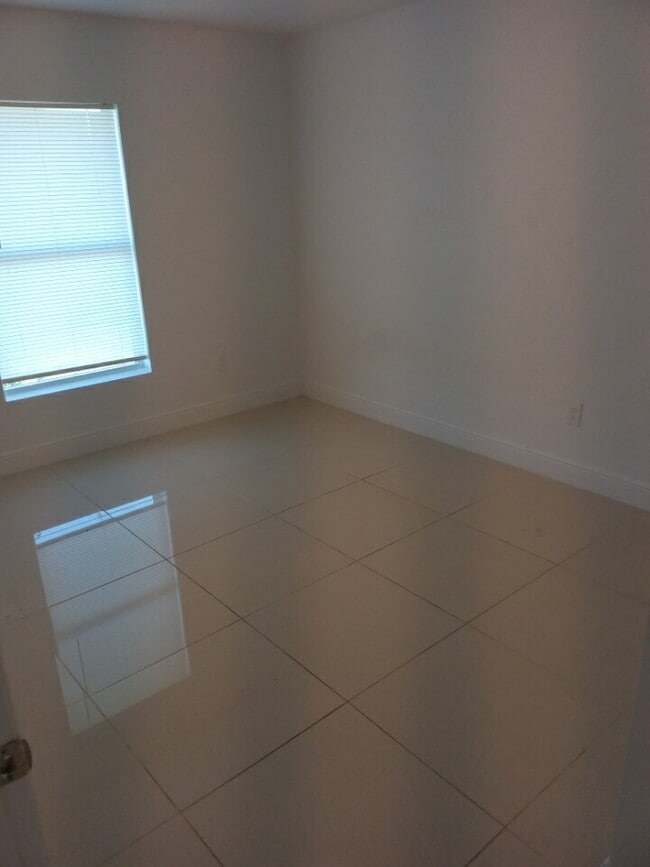 Building Photo - 9007 Meadow Cir