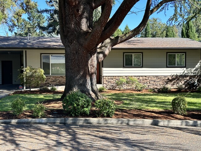 Building Photo - 1061 SE Clarey Ave