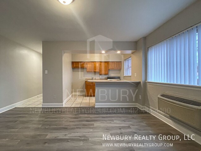 Foto del edificio - Urban Tranquility: Your Pristine 2-Bed, 1-...