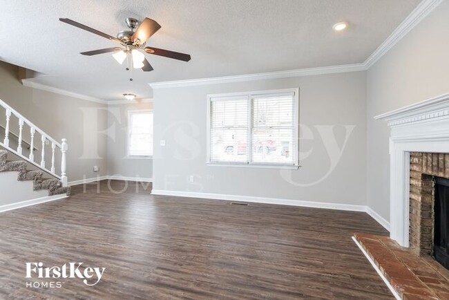 Building Photo - 2215 Williamsburg Dr