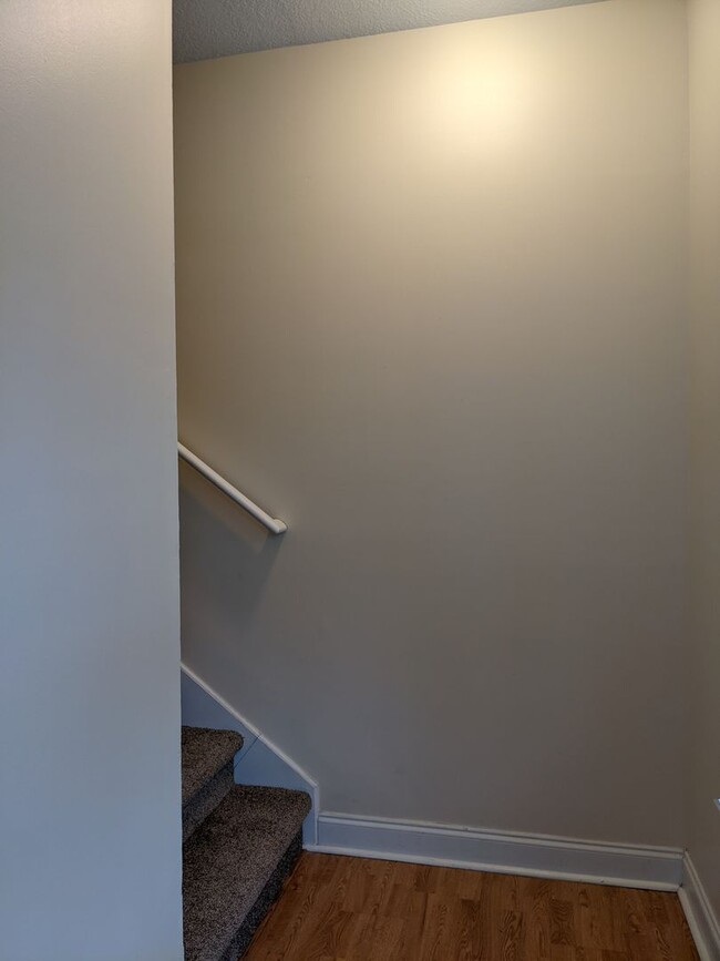 Building Photo - Spacious Condo off Hendersonville Rd
