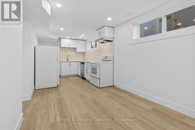 Building Photo - 939 Glencairn Ave