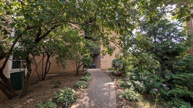 Building Photo - 5534 E Lake Dr