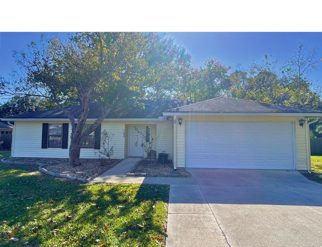 Foto principal - Charming 3-Bedroom, 2-Bath Home with Large...