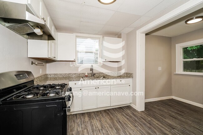 Foto del edificio - 560 Garry Rd