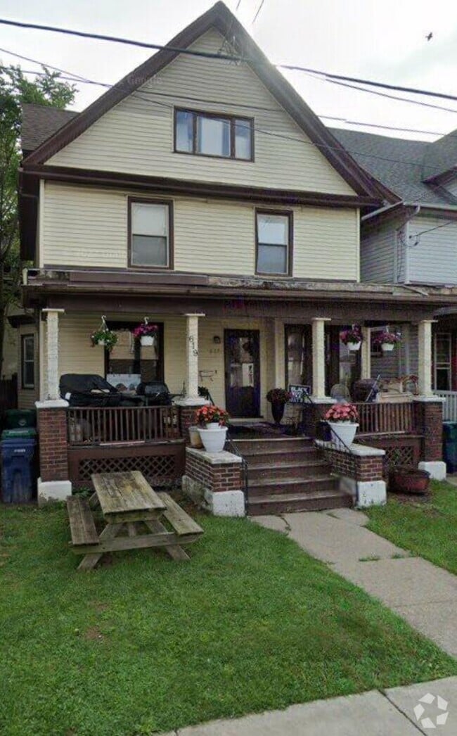 Building Photo - 619 7th St