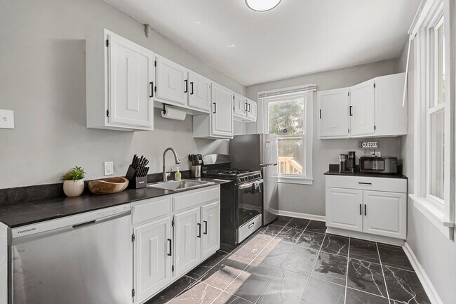 Photo - 101 Flora St House