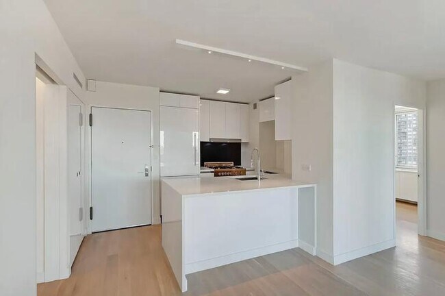 Foto del edificio - 3 bedroom in NEW YORK NY 10019